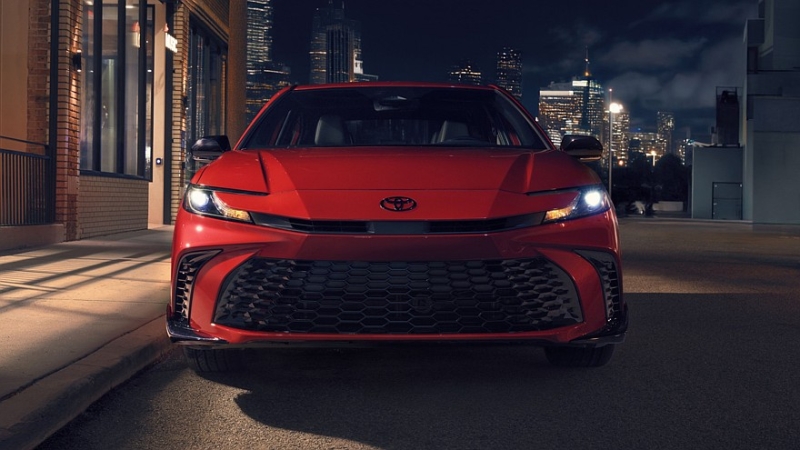 Toyota Camry слегка обновилась и обзавелась «тёмной» спецверсией