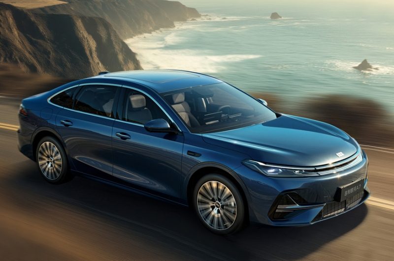 Большой седан Geely Galaxy A7 показался на новых официальных фото