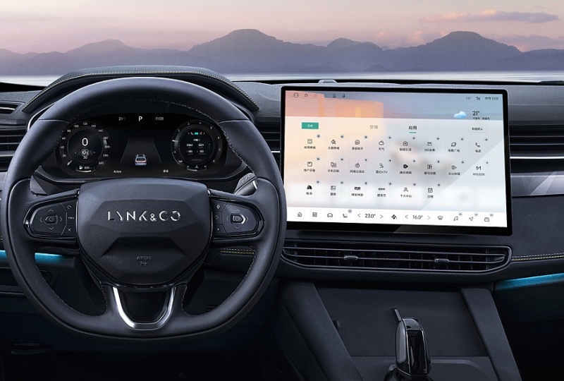 Чисто бензиновый кроссовер Lynk & Co 01 с новым салоном поступил в продажу