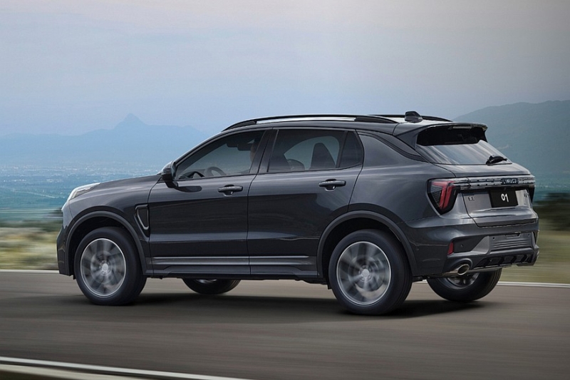 Чисто бензиновый кроссовер Lynk & Co 01 с новым салоном поступил в продажу