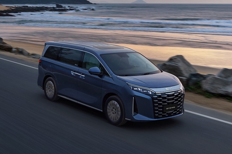 Представлен экспортный минивэн BYD M9: пока не со всеми фишками