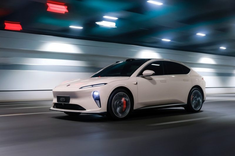 Убыточная компания Nio сокращает расходы и сотрудников, но расширяет бизнес в Европе