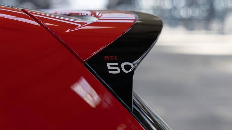 Volkswagen Golf GTI отмечает 50-летие юбилейной версией с форсированным мотором