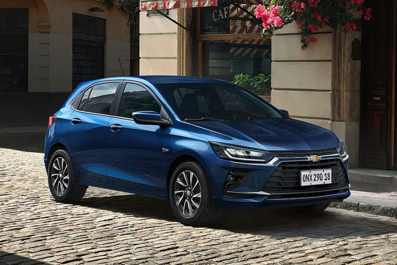 Chevrolet выпустит бюджетный кроссовер на базе Onix: первые официальные кадры