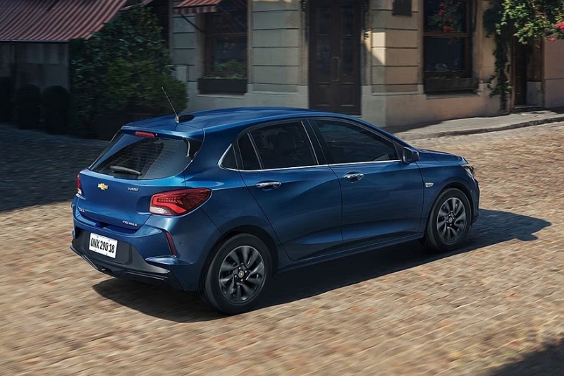 Chevrolet выпустит бюджетный кроссовер на базе Onix: первые официальные кадры