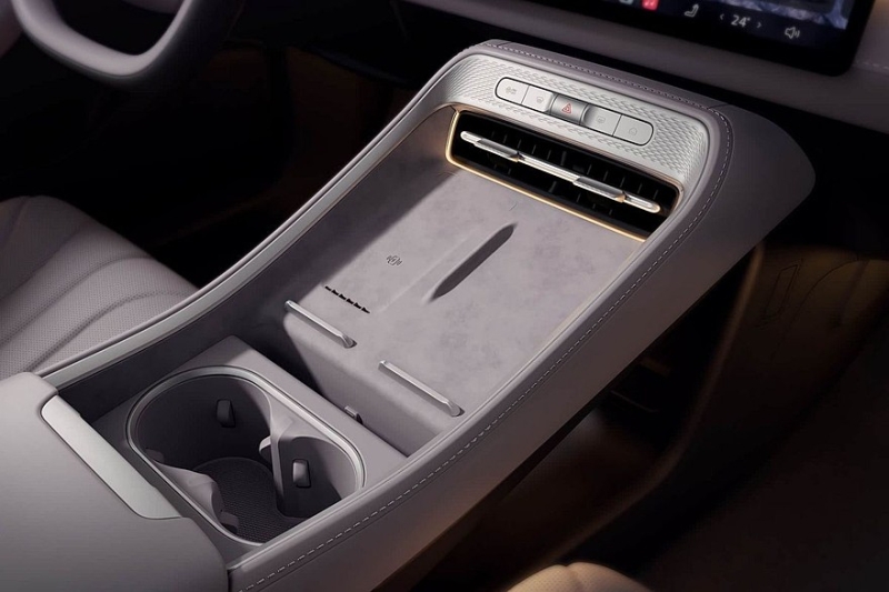 Флагманский седан Roewe M7 с дизайном от бывшего стилиста BMW и VW: рассекречен интерьер