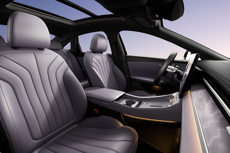 Флагманский седан Roewe M7 с дизайном от бывшего стилиста BMW и VW: рассекречен интерьер