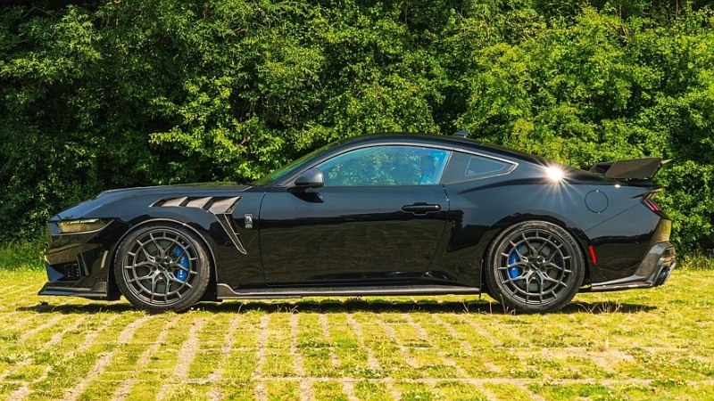Ford Mustang Dark Horse от Clive Sutton: американская «лошадка» в британском тюнинге