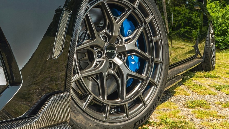 Ford Mustang Dark Horse от Clive Sutton: американская «лошадка» в британском тюнинге