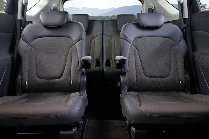 Компактвэн Hyundai Stargazer и его кросс-версия стали брутальнее после рестайлинга