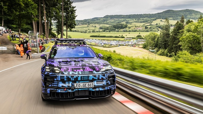 Новый Porsche Cayenne: рекорд от гонщицы-блондинки и грузовой тест от Ричарда Хаммонда