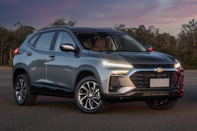 Обновлённый кроссовер Chevrolet Tracker показали на официальных кадрах