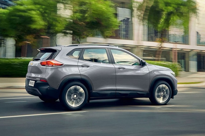 Обновлённый кроссовер Chevrolet Tracker показали на официальных кадрах