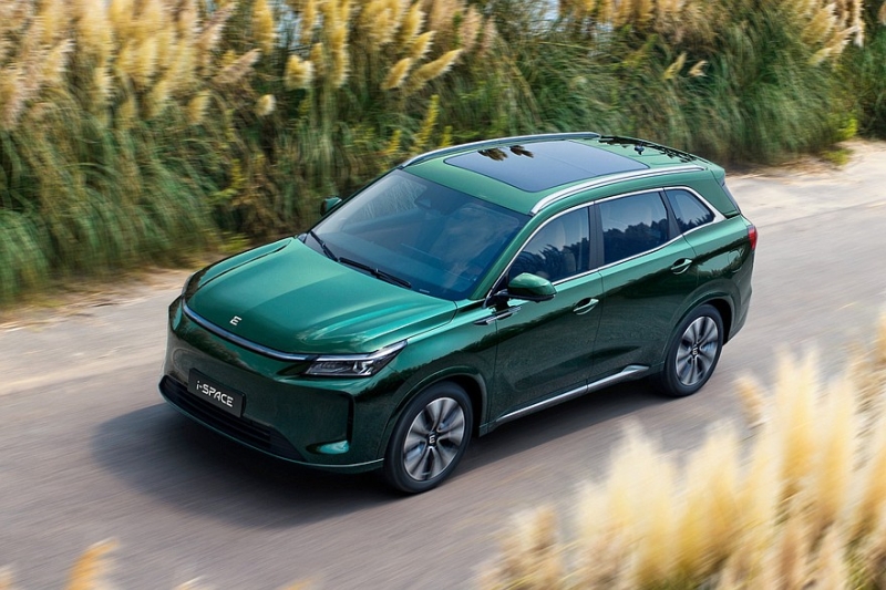 Обновлённый кроссовер Evolute i-Space скоро стартует в России: подробности