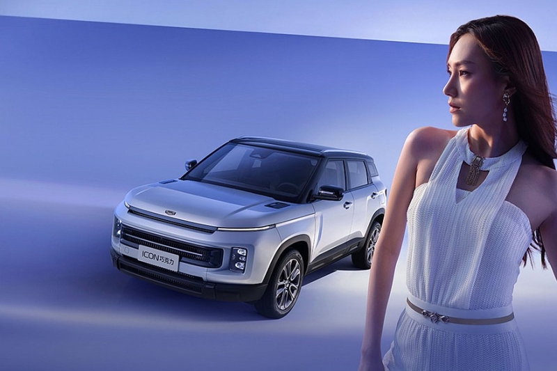 Обновлённый кроссовер Geely Icon: привычные ручки, раздельные экраны и скидки