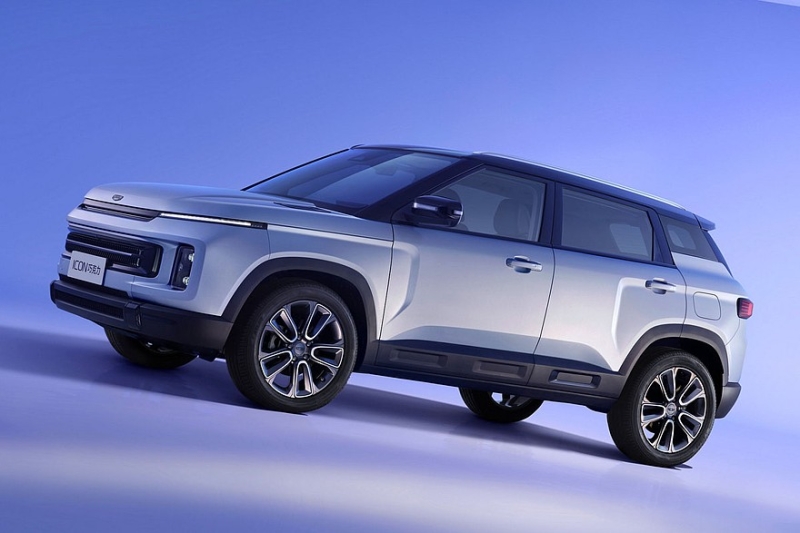 Обновлённый кроссовер Geely Icon: привычные ручки, раздельные экраны и скидки