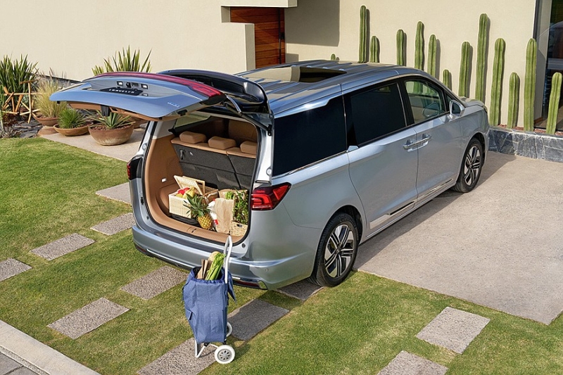 Представлен экспортный минивэн JAC Traveler. В России он появится под маркой Sollers