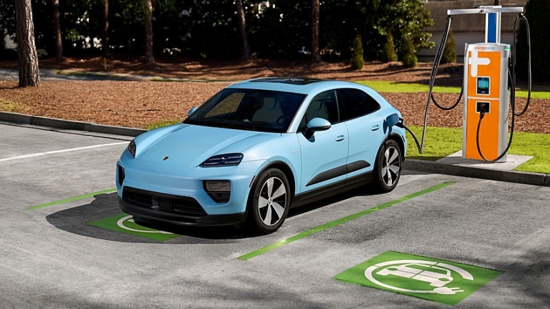 Продажи Porsche продолжают падать на фоне сокращения линейки бензиновых моделей