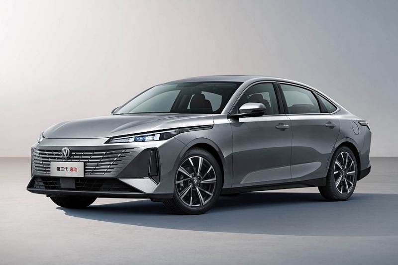 Седан Changan Lamore, который доступен и в России, получил новый салон после рестайлинга