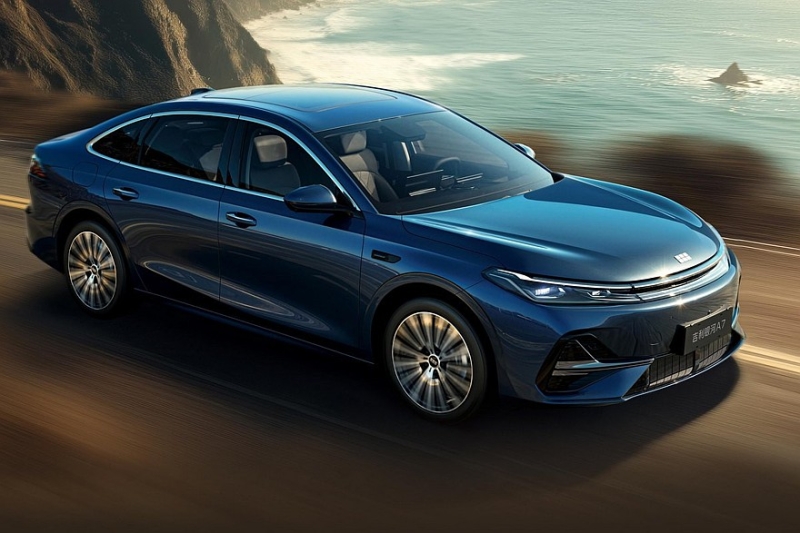 Седан Geely Galaxy A7 выходит на рынок: размером с Toyota Camry, но гораздо дешевле