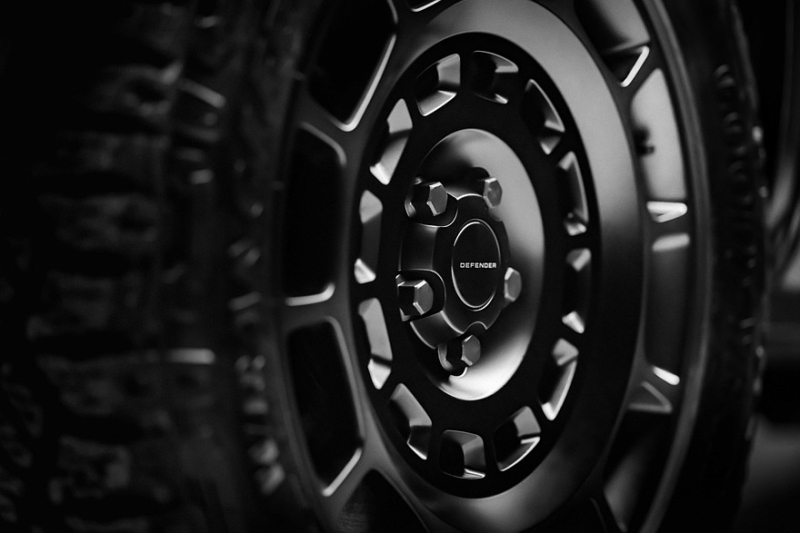 «Слился с тьмой»: у внедорожника Land Rover Defender Octa появился «затемнённый» вариант