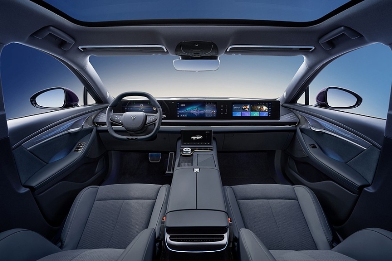 Стартовали продажи гибридного седана Voyah Passion с местной пропиской. Цена известна