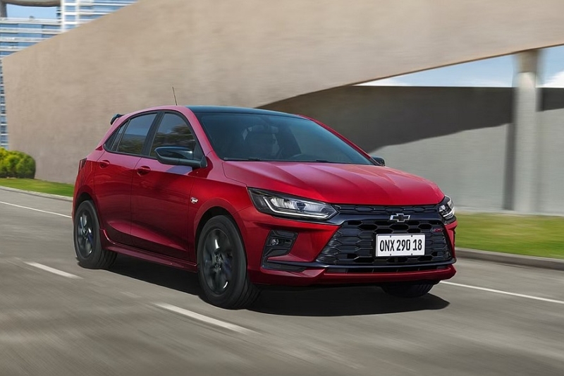 Теряющий покупателей Chevrolet Onix пережил рестайлинг: официальные фото