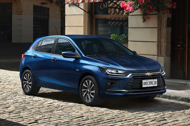 Теряющий покупателей Chevrolet Onix пережил рестайлинг: официальные фото