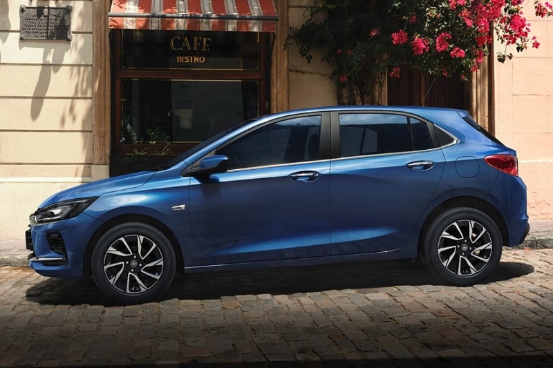 Теряющий покупателей Chevrolet Onix пережил рестайлинг: официальные фото