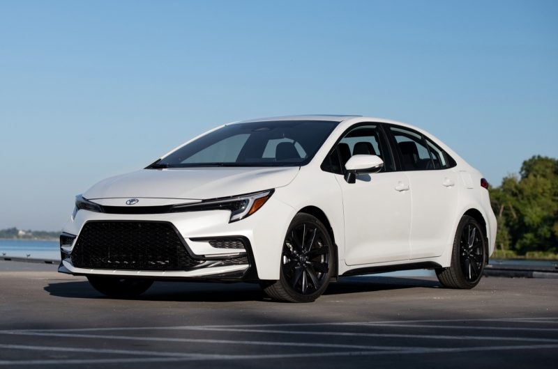 Toyota освежила свой бюджетный седан: Corolla получила скромные обновки и слегка подорожала