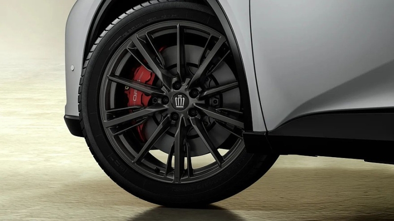 У кроссовера Toyota Crown Sport появилась пара новых версий – базовая и юбилейная