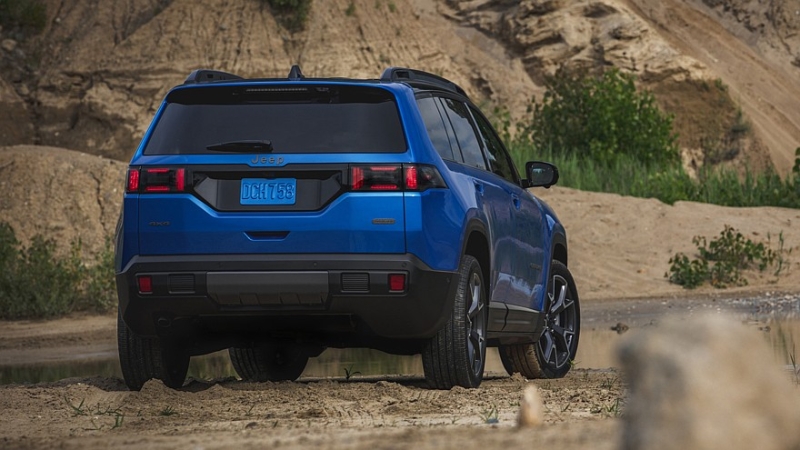 Jeep Cherokee подрос в новом поколении и получил гибридную установку. Цены известны