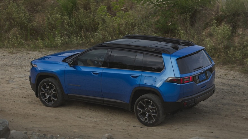 Jeep Cherokee подрос в новом поколении и получил гибридную установку. Цены известны