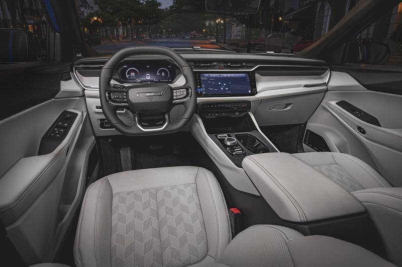 Jeep Cherokee подрос в новом поколении и получил гибридную установку. Цены известны