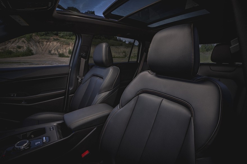 Jeep Cherokee подрос в новом поколении и получил гибридную установку. Цены известны