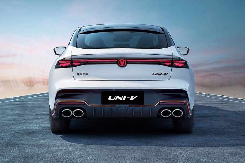 Новый Changan Uni-V выходит на рынок: перекроенный салон и более мощные моторы