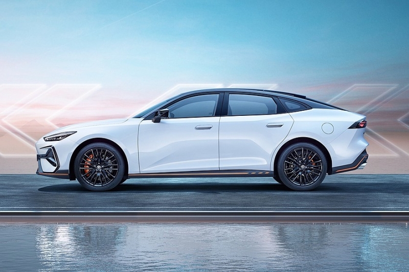 Новый Changan Uni-V выходит на рынок: перекроенный салон и более мощные моторы