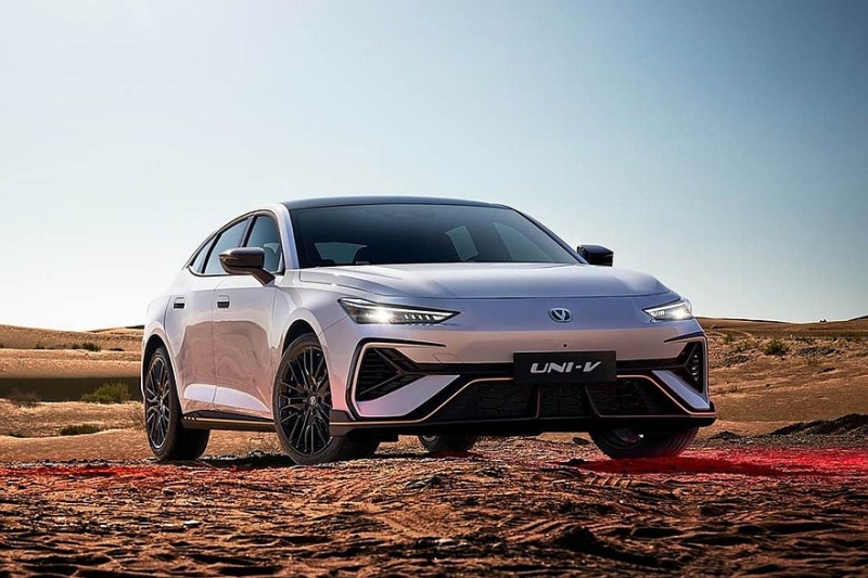 Новый Changan Uni-V выходит на рынок: перекроенный салон и более мощные моторы