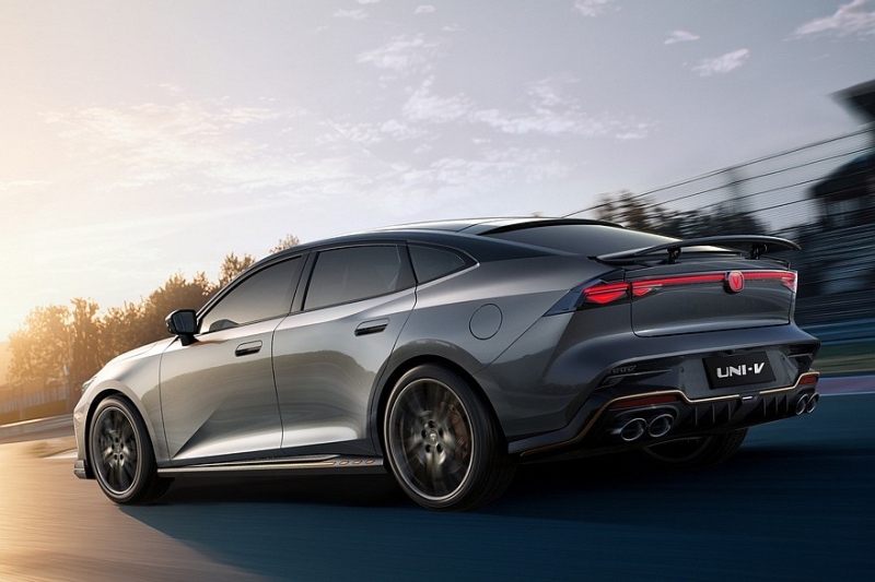 Новый Changan Uni-V выходит на рынок: перекроенный салон и более мощные моторы