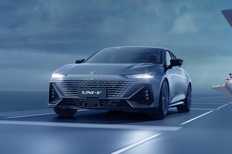 Новый Changan Uni-V выходит на рынок: перекроенный салон и более мощные моторы