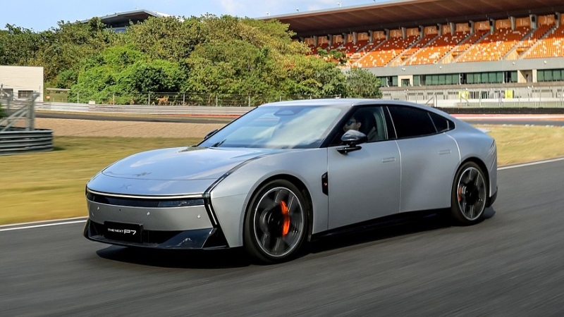 Новый Xpeng P7 выходит на рынок: крутой дизайн и очень богатое оснащение за свои деньги