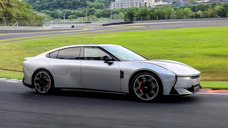 Новый Xpeng P7 выходит на рынок: крутой дизайн и очень богатое оснащение за свои деньги