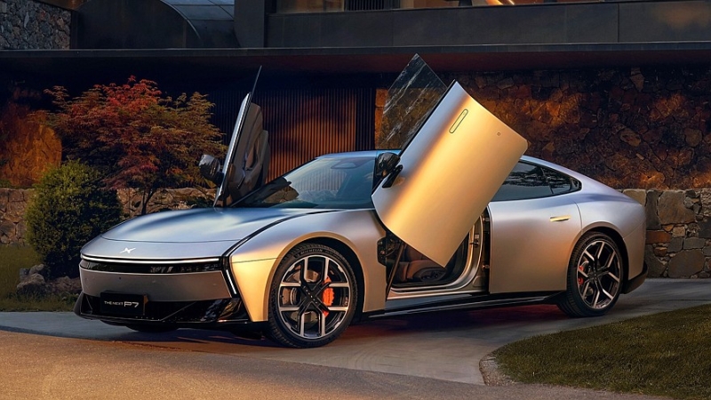 Новый Xpeng P7 выходит на рынок: крутой дизайн и очень богатое оснащение за свои деньги