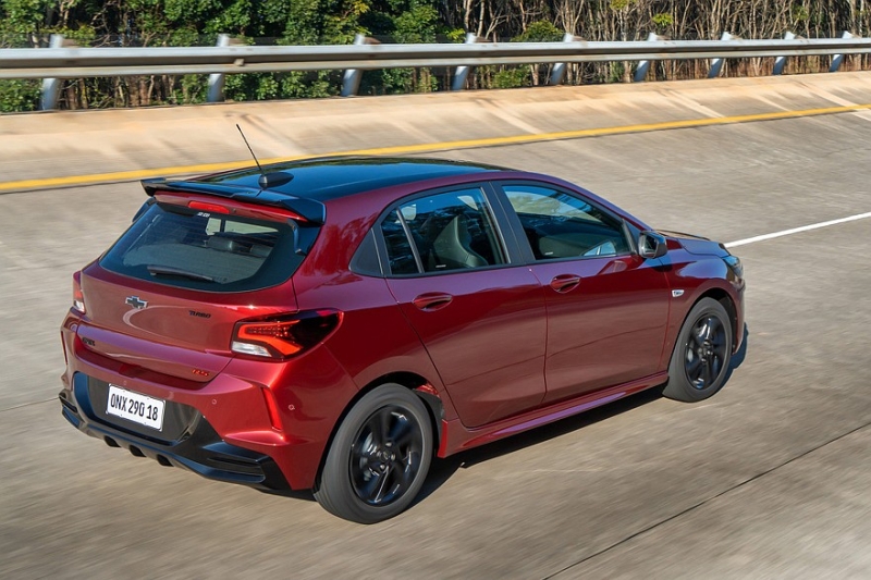 Обновлённый Chevrolet Onix: «живые» фото, подешевевшая база и другие уточнения