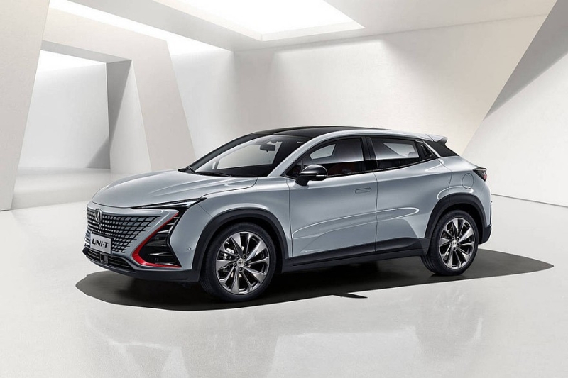 Changan превратил Uni в отдельный бренд для России и расширил его гамму за счёт седана