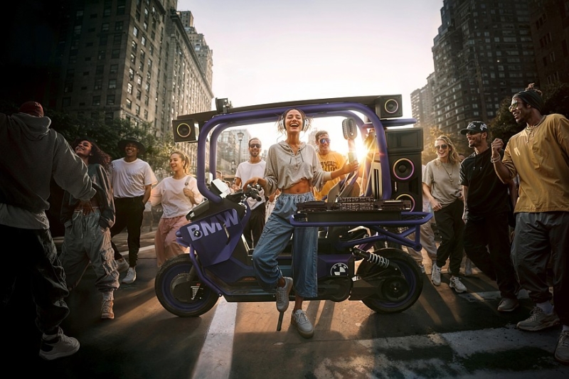 Давай опять попробуем без шлема: BMW представила новый скутер с крышей