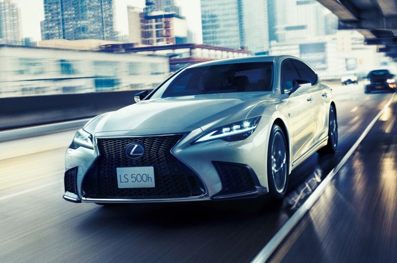 Флагманский седан Lexus LS получил скромные обновки, цены известны
