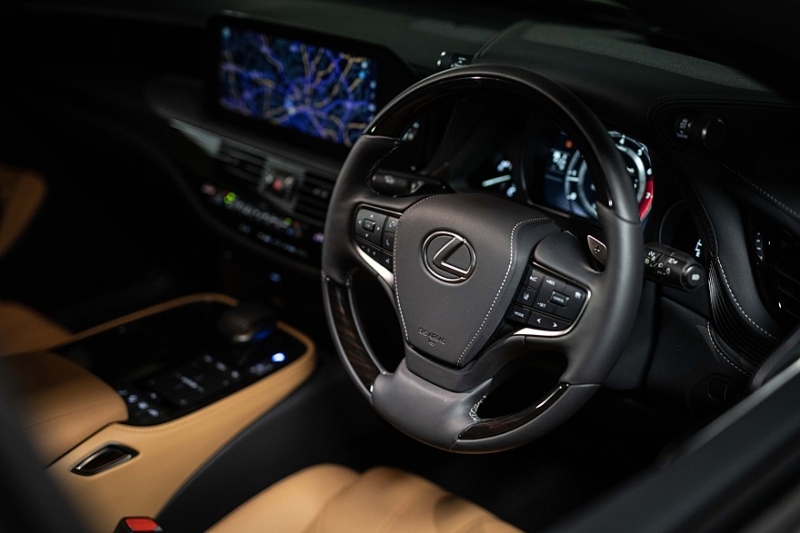 Флагманский седан Lexus LS получил скромные обновки, цены известны