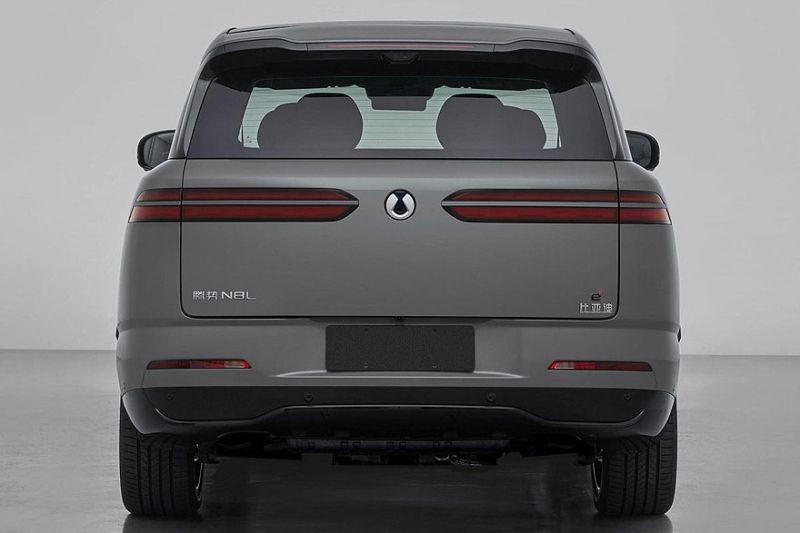 Кроссовер Denza N8L от BYD: первое фото салона и дата премьеры