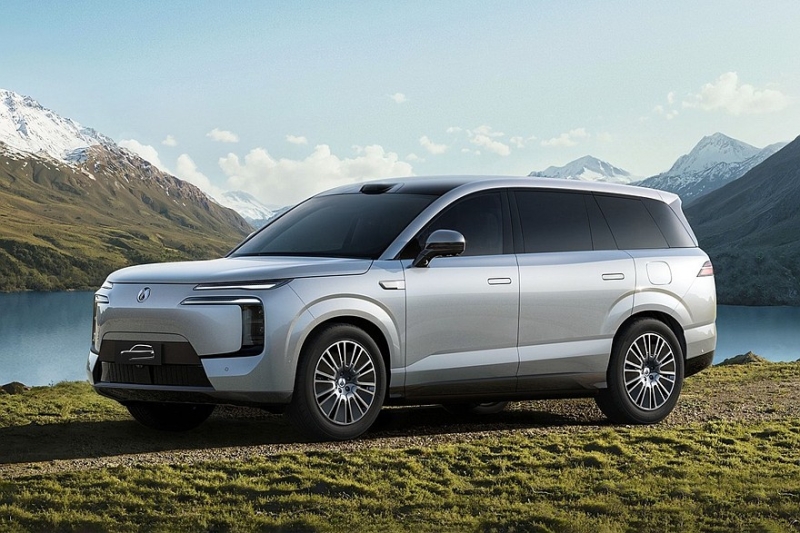 Кроссовер Denza N8L от BYD: первое фото салона и дата премьеры